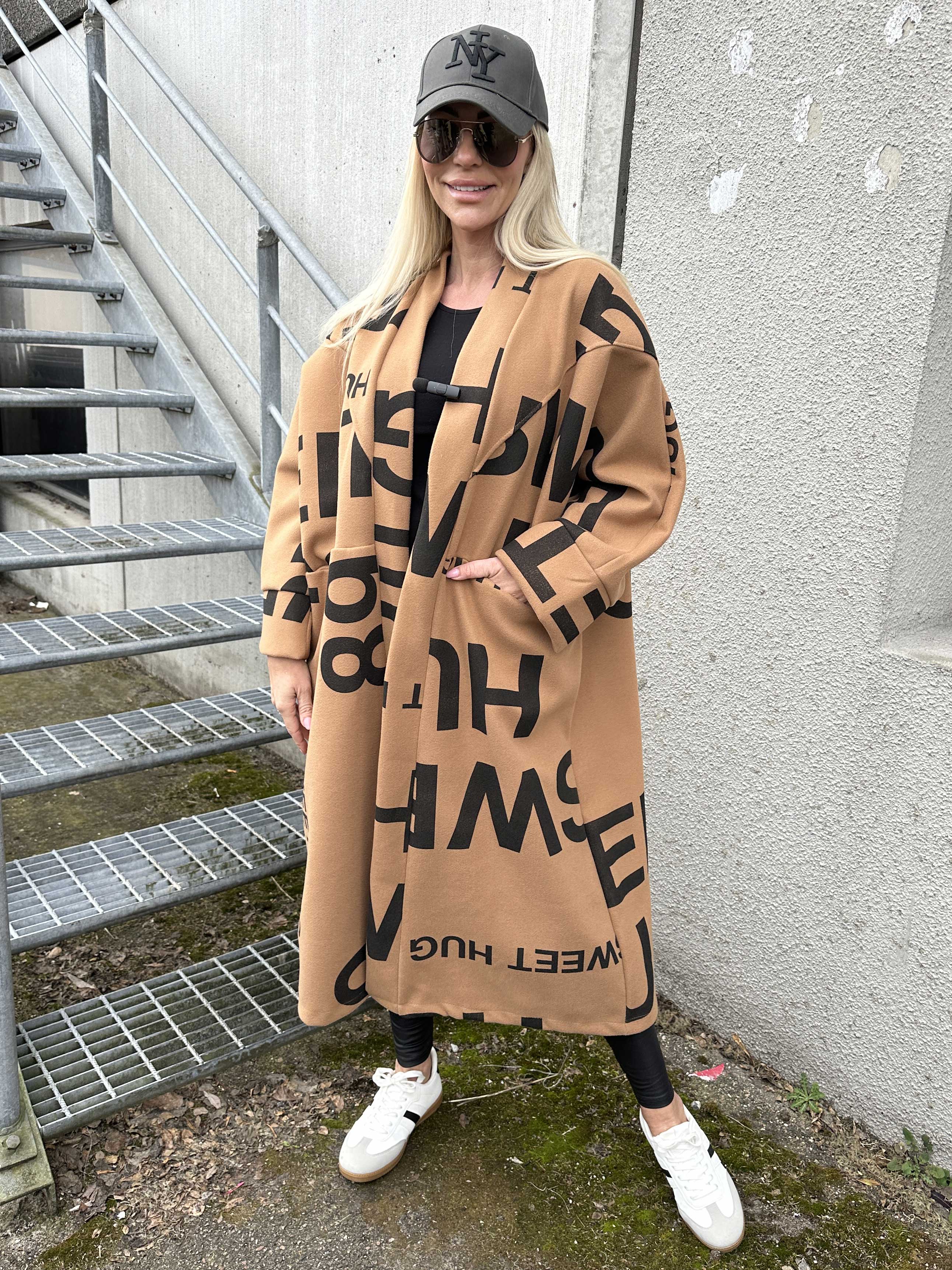 Annah Graphic - Oversized kappa med tydliga sömmar och text